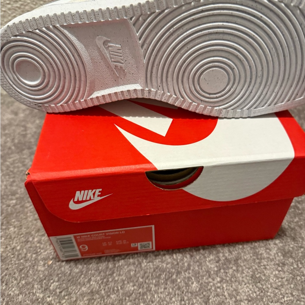 Nike women’s White and Burgundy Sneakers - Picture 4 of 4